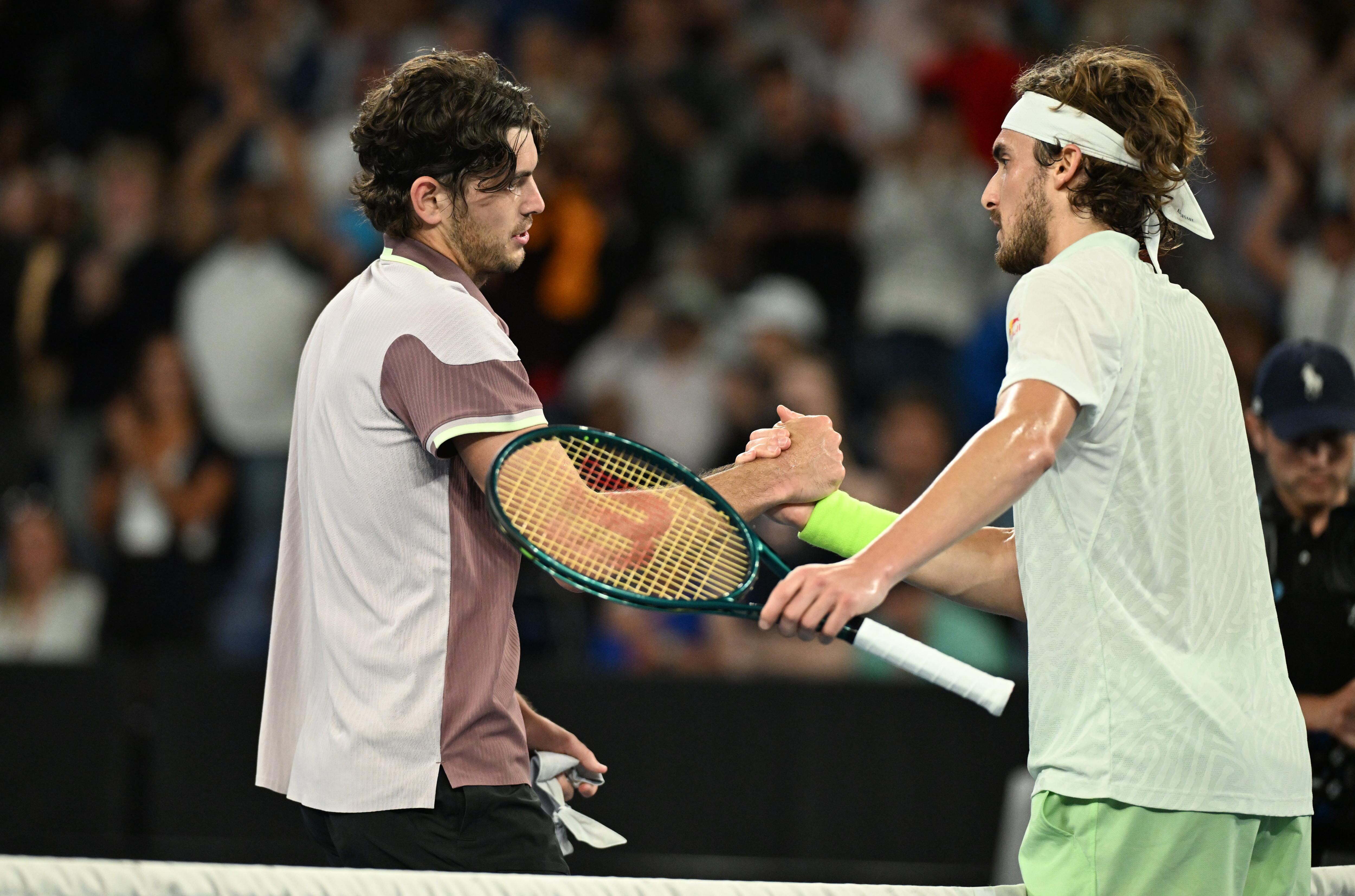 Melbourne (Australia), 21/01/2024.- Taylor Fritz (L) of the USA shakes hands with Stefanos Tsitsipas (R) of Greece after winning his 4th round match on Day 8 of the 2024 Australian Open at Melbourne Park in Melbourne, Australia, 21 January 2024. (Tenis, Grecia) EFE/EPA/JAMES ROSS AUSTRALIA AND NEW ZEALAND OUT