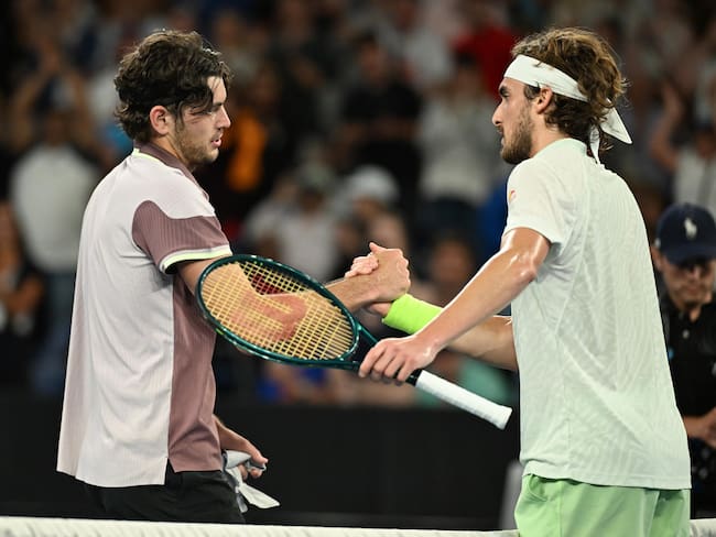 Melbourne (Australia), 21/01/2024.- Taylor Fritz (L) of the USA shakes hands with Stefanos Tsitsipas (R) of Greece after winning his 4th round match on Day 8 of the 2024 Australian Open at Melbourne Park in Melbourne, Australia, 21 January 2024. (Tenis, Grecia) EFE/EPA/JAMES ROSS AUSTRALIA AND NEW ZEALAND OUT