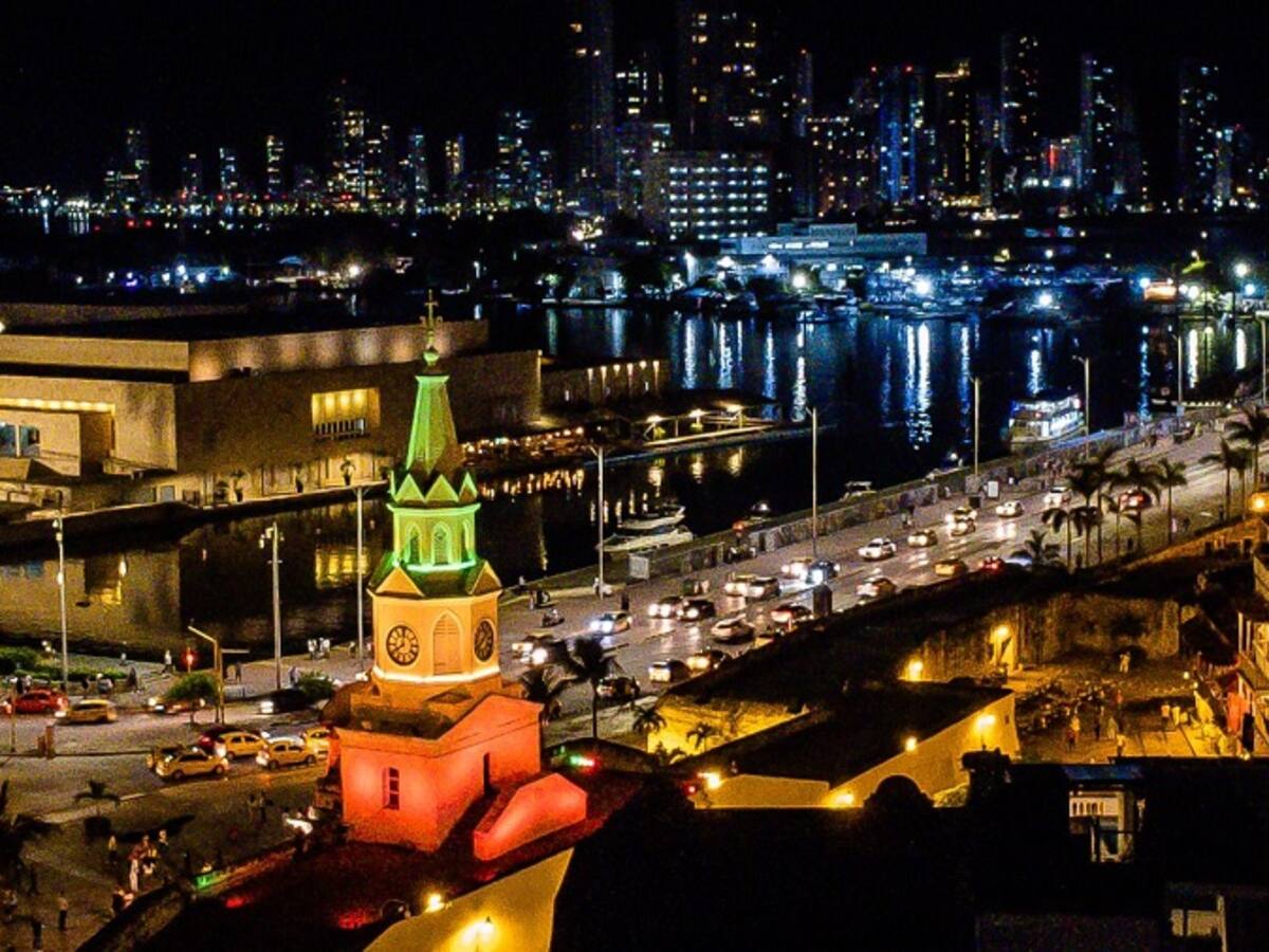 Emblemática Torre del Reloj de Cartagena se ilumina con colores de La Cuadrilonga