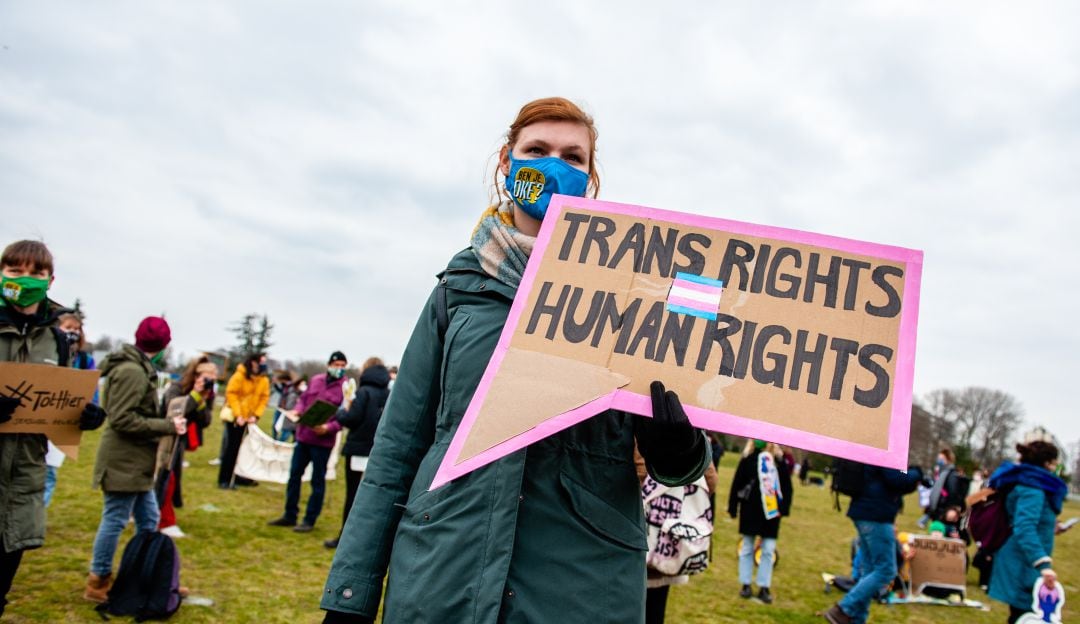 Manifestante a favor de los derechos de los transgéneros 