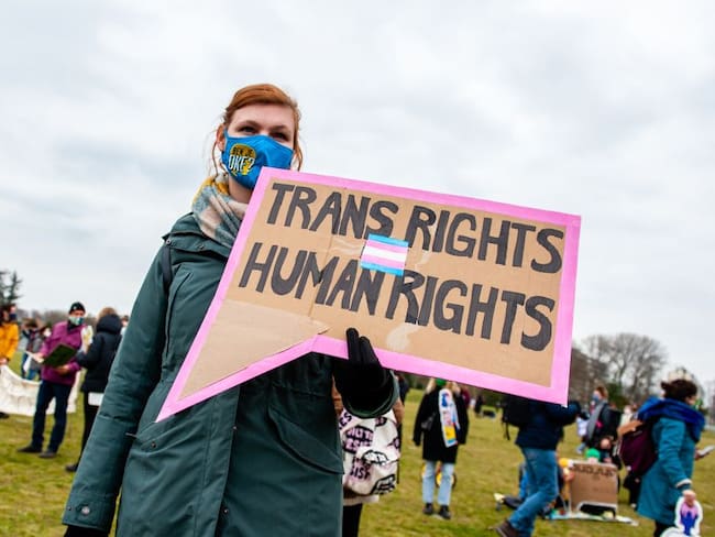 Manifestante a favor de los derechos de los transgéneros 