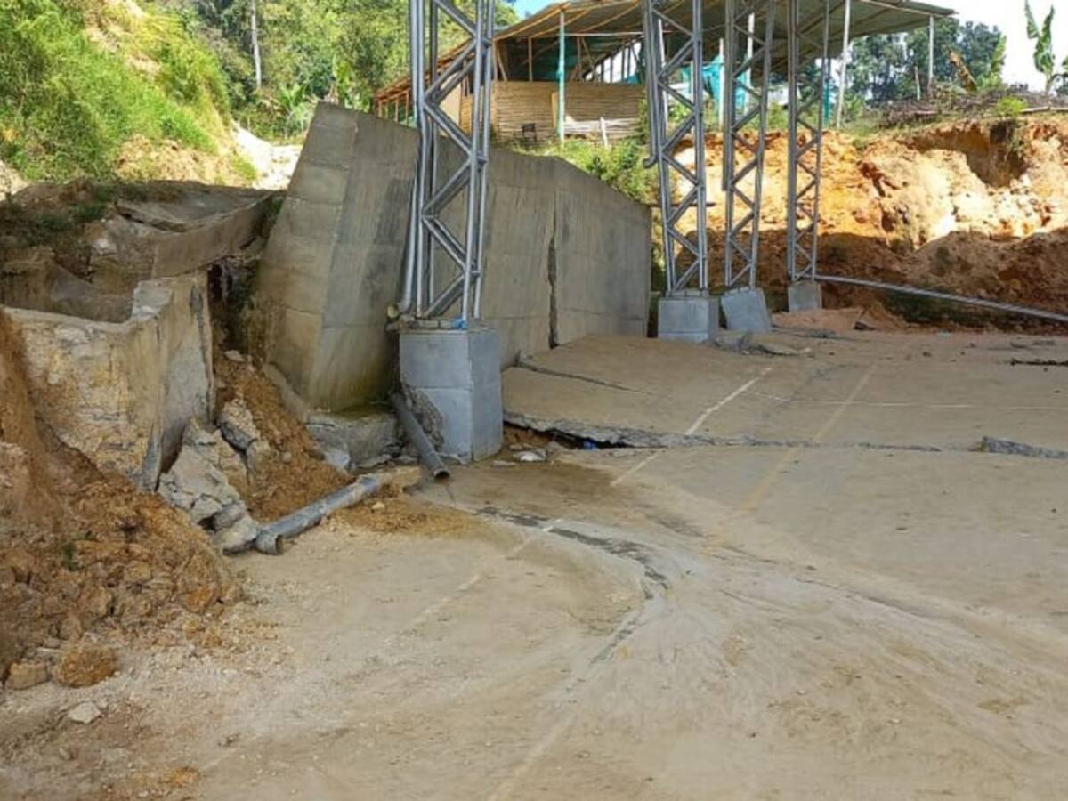 Buscan solucionar riesgo de derrumbe en colegio de Nátaga, Huila