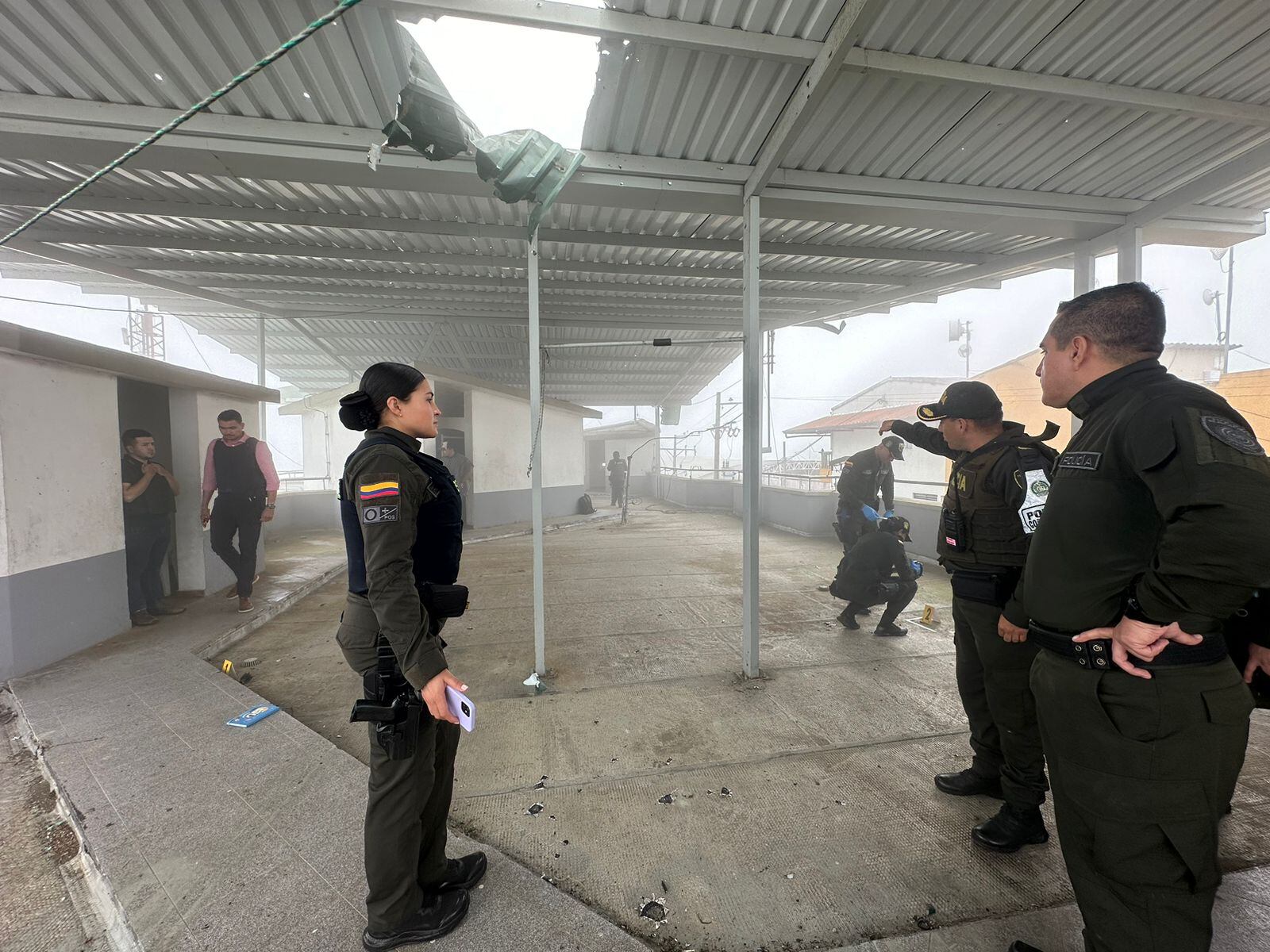 Daños en el techo de la estación de Policía tras el ataque con un dron en Anzoátegui, Tolima