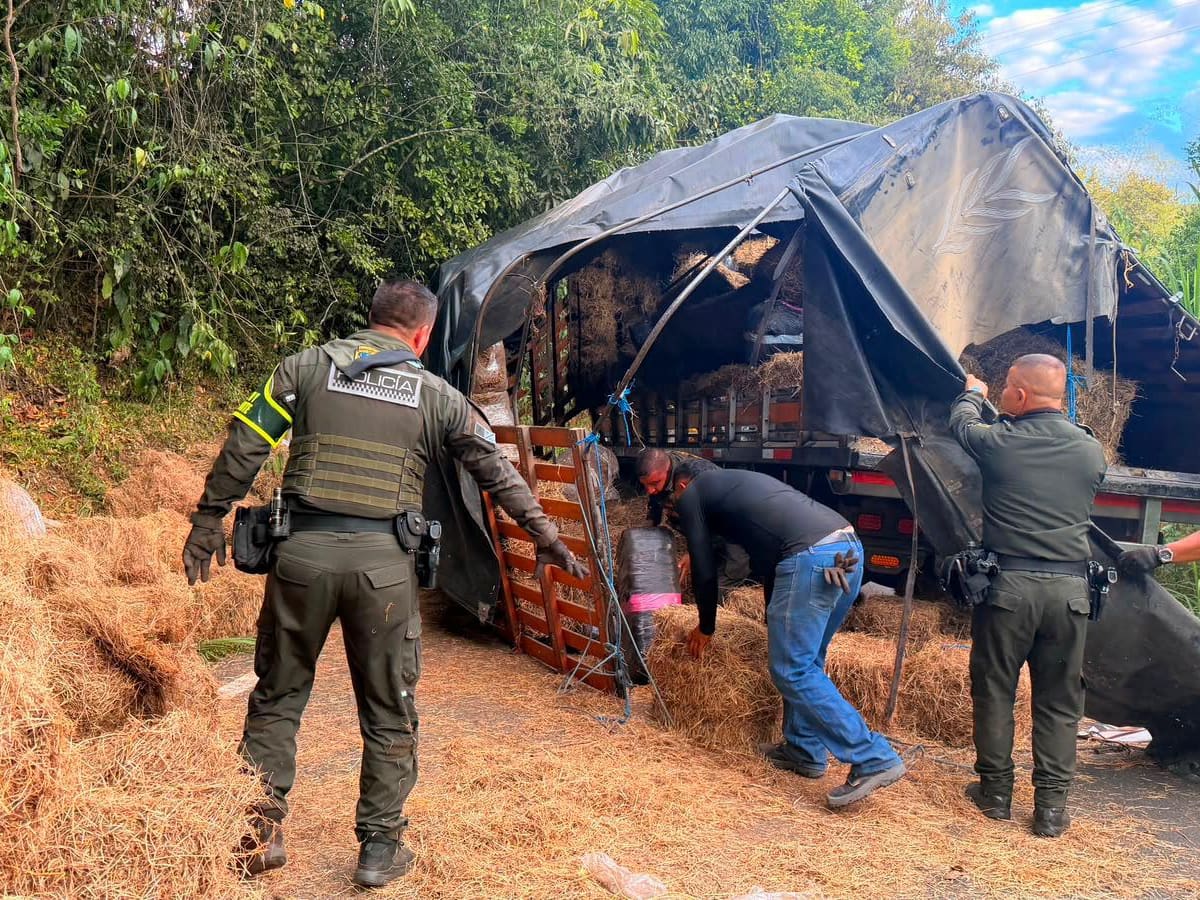 Volcamiento de un camión dejó al descubierto dos toneladas de marihuana en las vías del Valle