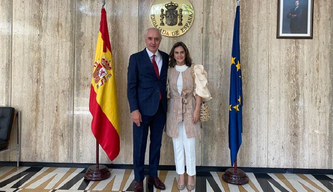 Gestora social Antonella Vega Galofre durante su visita al Embajador de España, Pablo Gómez Olea.