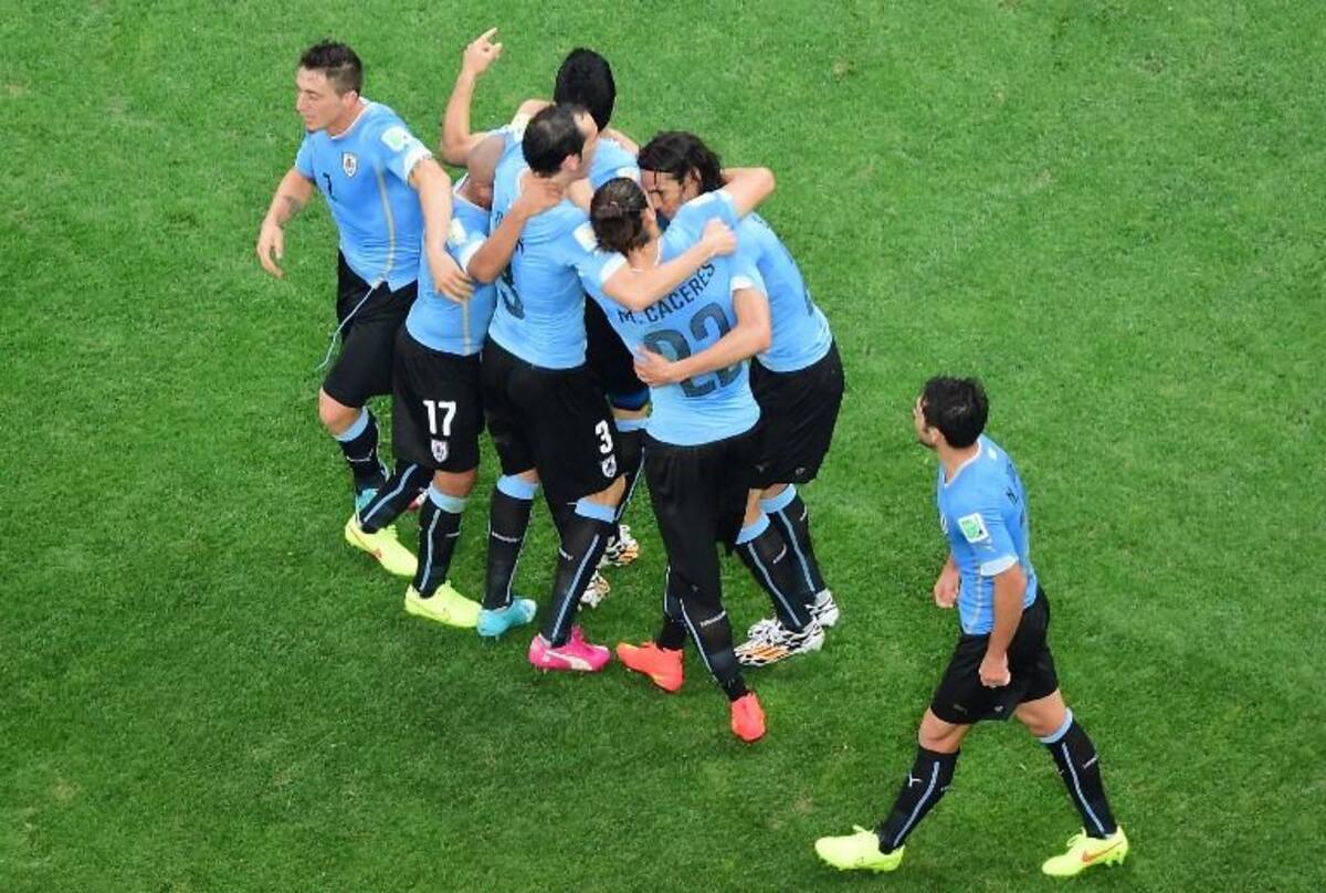 Los goles uruguayos los marcó Luis Suárez (2) mientras que Wayne Rooney anotó para los de Hodgson.