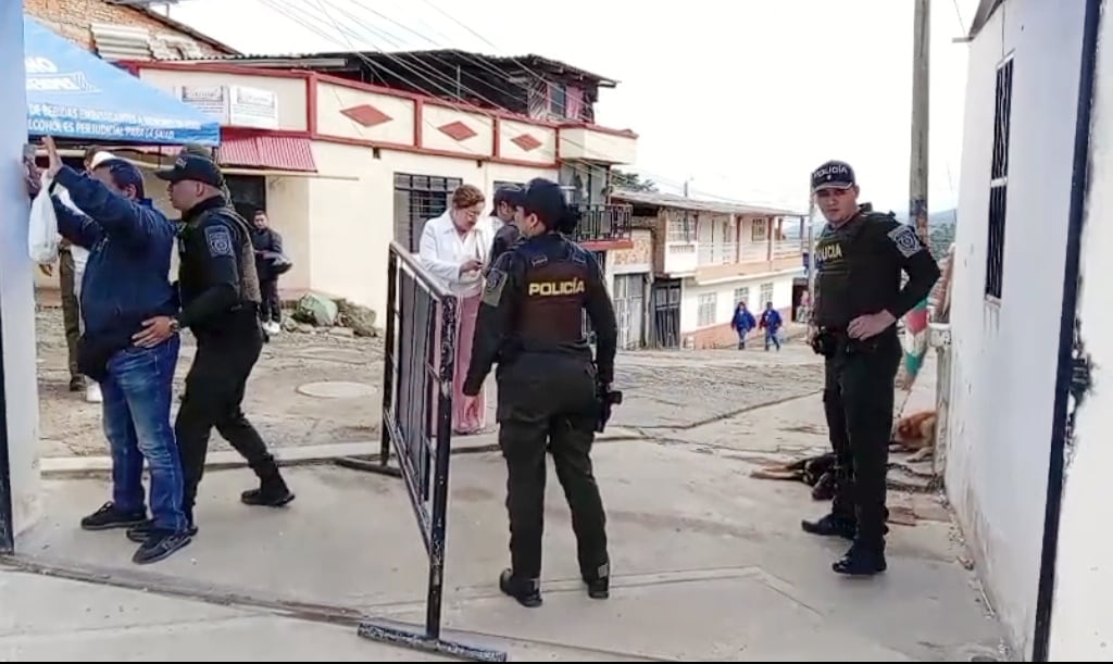 Foto: Presencia policial en los puestos de votación.