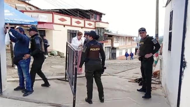 Foto: Presencia policial en los puestos de votación.