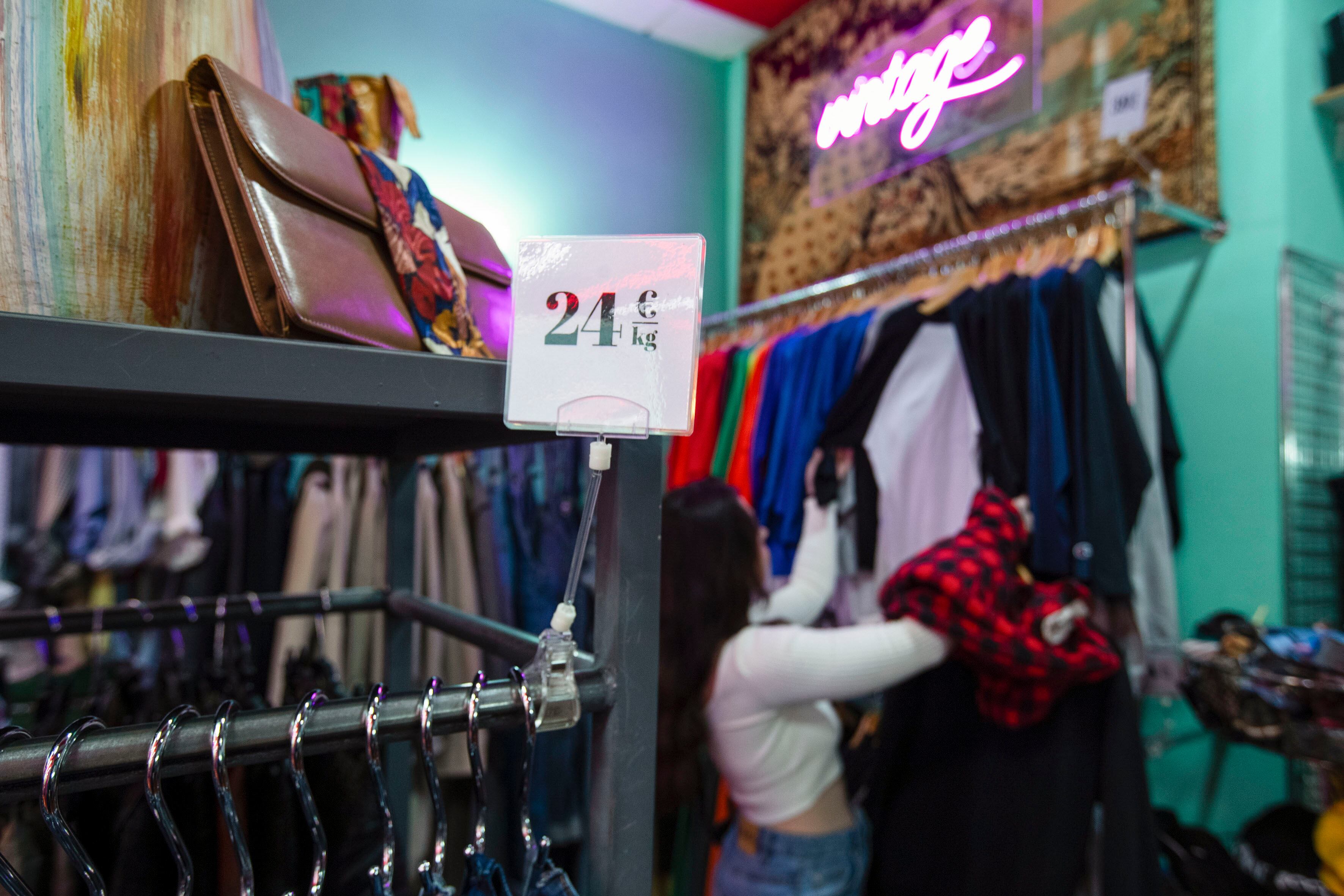 MÁLAGA, 07/12/2023.-Detalle del precio por kilo gramos en la tienda de ropa de segunda mano, Flamingos Vintage Kilo, una franquicia de moda retro que está presente en varias ciudades de España, Portugal y Estados Unidos y que vende al peso: existen tarifas de 13, 24 y 39 euros por kilo de ropa, en función de la calidad y exclusividad de las prendas. La industria de la moda está en constante cambio y las tiendas de segunda mano, cada vez más asentadas en España, tratan de captar nuevos adeptos, sobre todo gente joven, rompiendo con lo tradicional y ofreciendo sus productos de manera original, recurriendo al trueque o la venta de ropa al peso y prendas exclusivas 'vintage'.-EFE/Jorge Zapata.