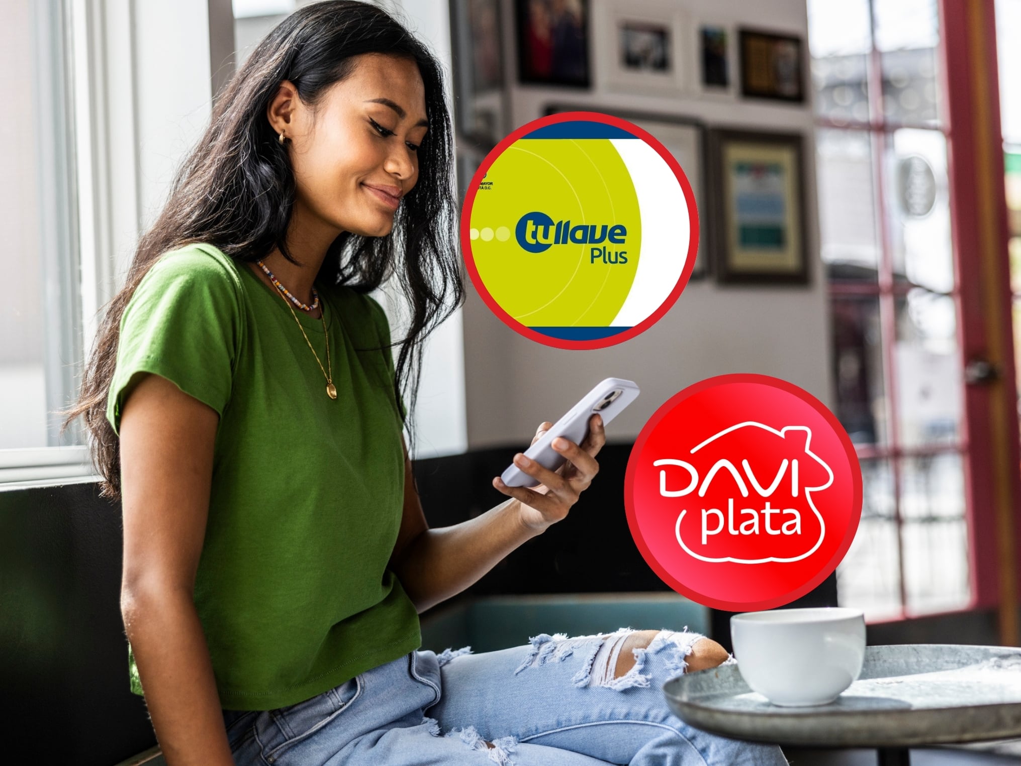 De fondo: Mujer sentada en un sofá revisando su celular. Las imágenes a su lado corresponden a la Tarjeta TuLlave de Transmilenio y la aplicación Daviplata (Crédito: Getty Images / Transmilenio / Daviplata)