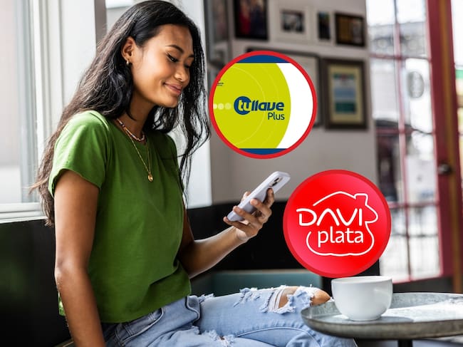 De fondo: Mujer sentada en un sofá revisando su celular. Las imágenes a su lado corresponden a la Tarjeta TuLlave de Transmilenio y la aplicación Daviplata (Crédito: Getty Images / Transmilenio / Daviplata)