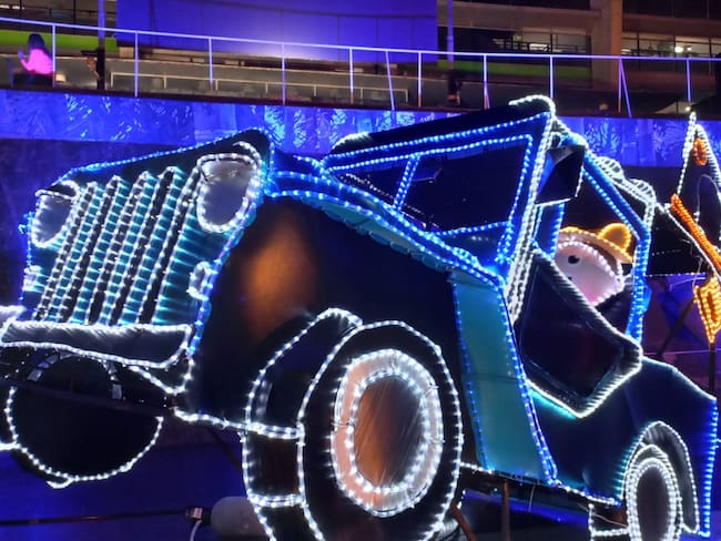 Jeep alumbrado en el CAM- Vanessa Porras