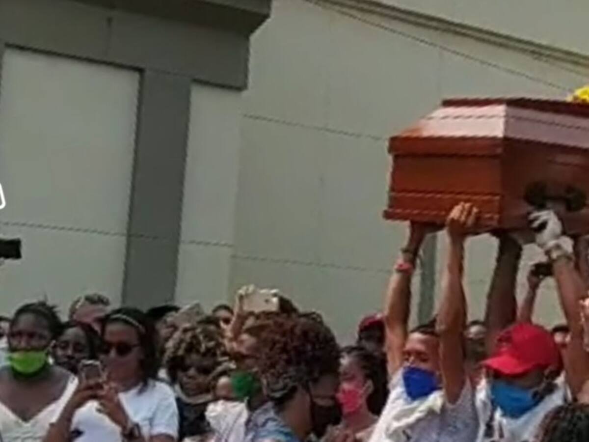 Sancionarán a funeraria y asistentes de masivo sepelio en pleno aislamiento