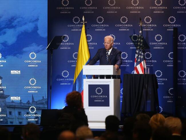 Biden insta a la unidad para superar "esta época de oscuridad" en EE.UU