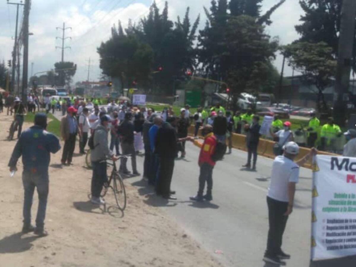 Protestas en la Calle 13, por fuertes trancones que genera el bicicarril