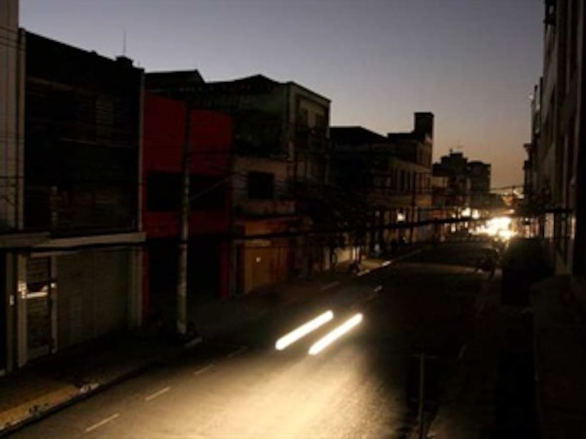 Siguen sin luz tres municipios de Arauca. Inicia reparación de torre dinamitada por las Farc