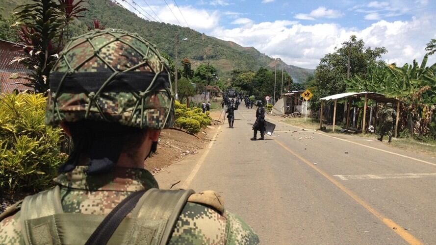 Cuando los uniformados arribaron a un establecimiento público en el que se encontraba el individuo, los acompañantes protagonizaron una asonada que desencadenó cruce de disparos/ Imagen de referencia. Foto: Colprensa