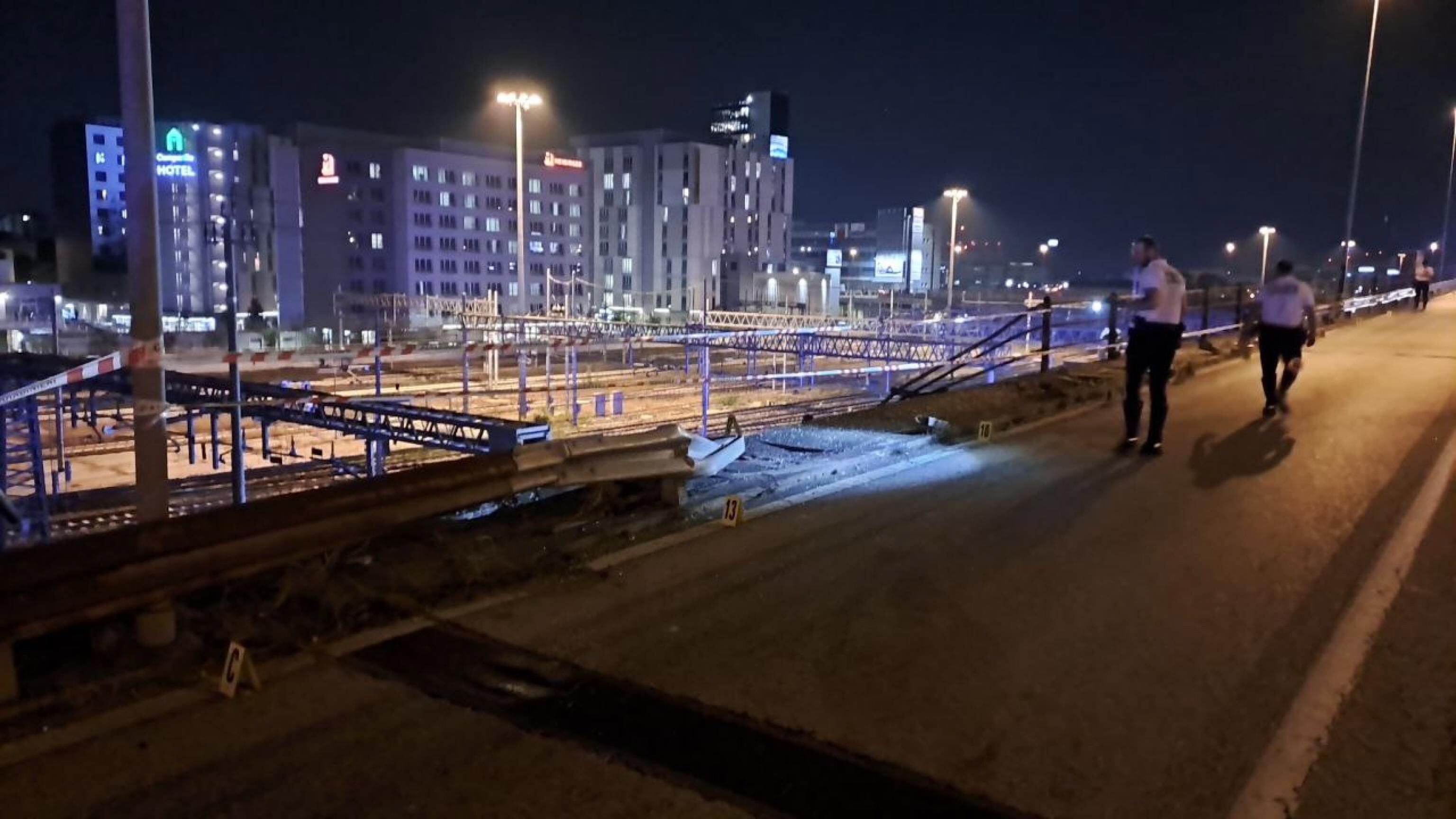 Mestre (Italy), 03/10/2023.- Investigators use torchlights to illuminate the site where a bus with passengers on board fell from an elevated section in Mestre, near Venice, to crash down and land on the railway tracks that run alongside the road, in Mestre, Italy, late 03 October 2023. At least two fatalities have been confirmed so far although it is feared that the number of casualties is destined to rise. About forty other persons were reported to have suffered injuries. (Italia, Niza, Venecia) EFE/EPA/ANDREA BUOSO