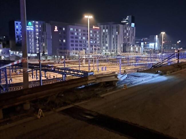 Mestre (Italy), 03/10/2023.- Investigators use torchlights to illuminate the site where a bus with passengers on board fell from an elevated section in Mestre, near Venice, to crash down and land on the railway tracks that run alongside the road, in Mestre, Italy, late 03 October 2023. At least two fatalities have been confirmed so far although it is feared that the number of casualties is destined to rise. About forty other persons were reported to have suffered injuries. (Italia, Niza, Venecia) EFE/EPA/ANDREA BUOSO