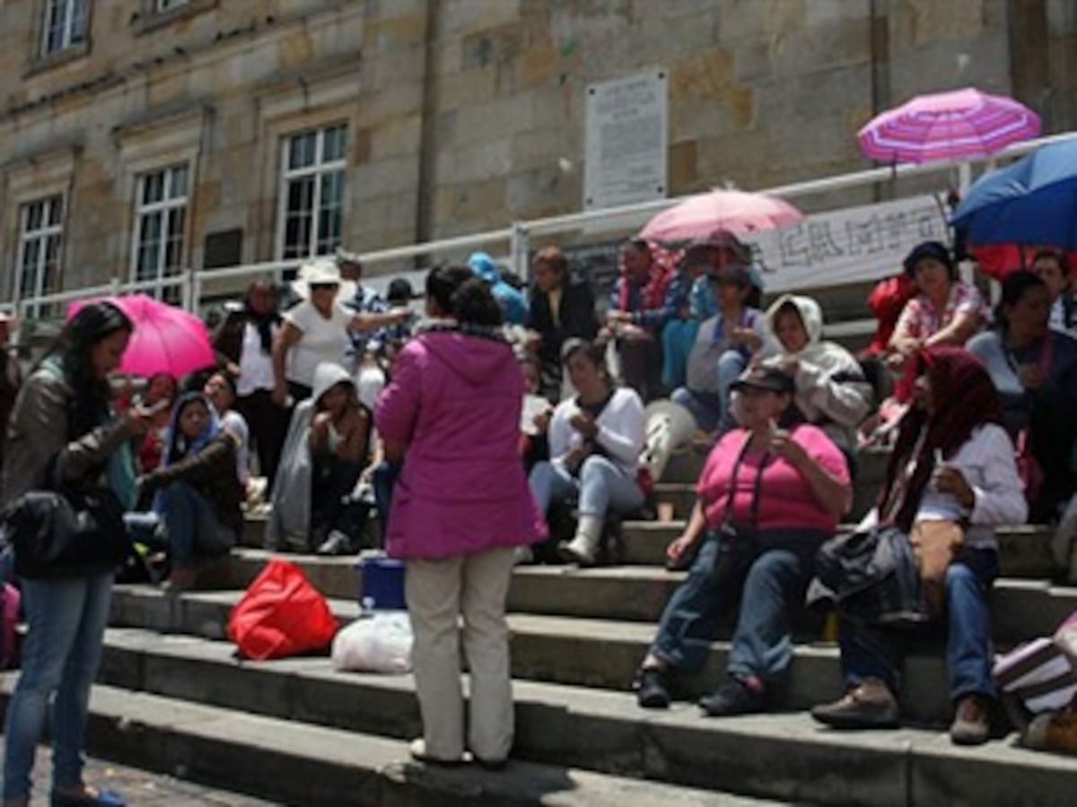 Más de mil madres comunitarias bloquean vía principal de Cartagena