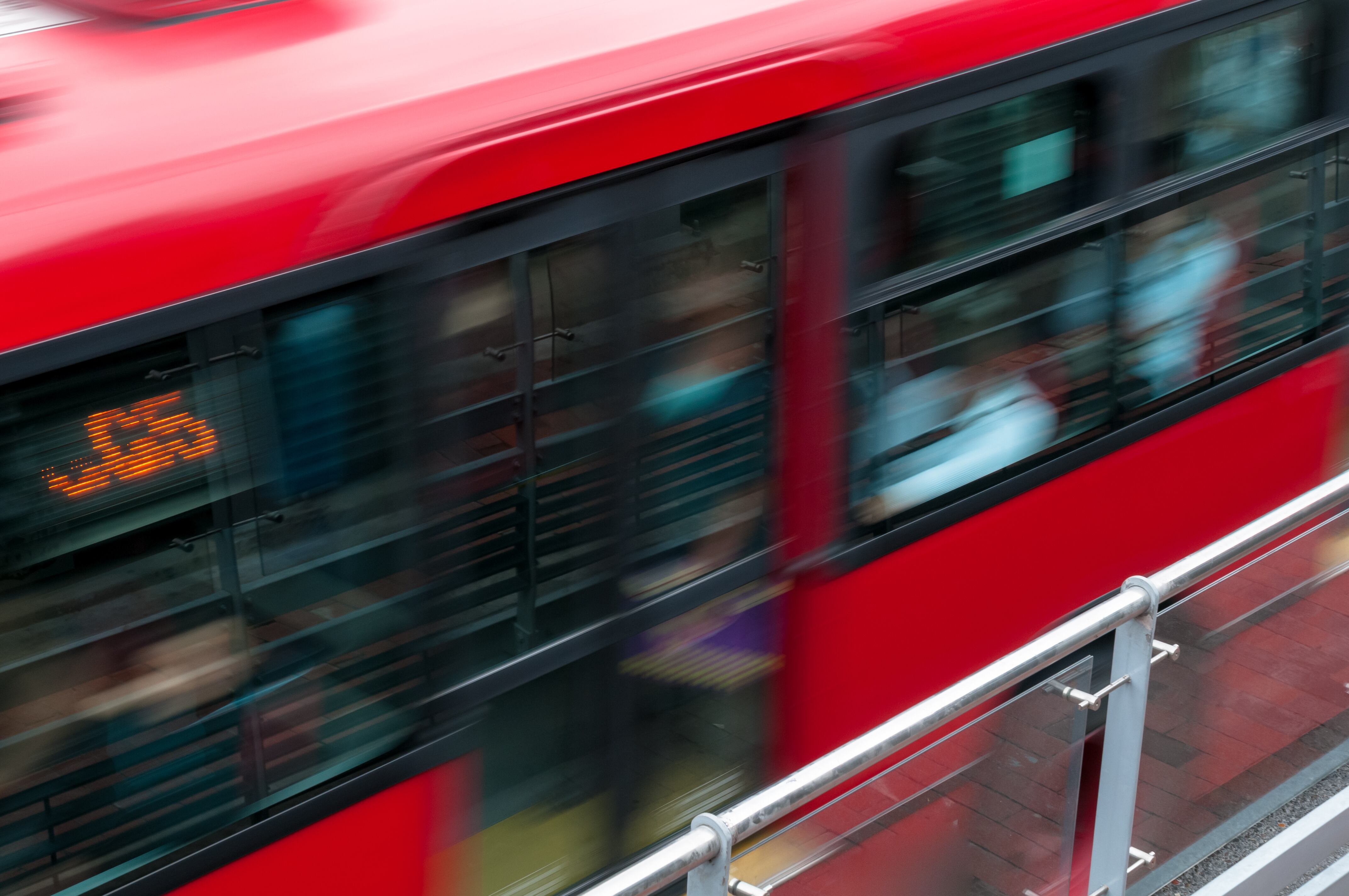 Imagen de referencia de un TransMilenio en Bogotá. Foto: Getty Images.