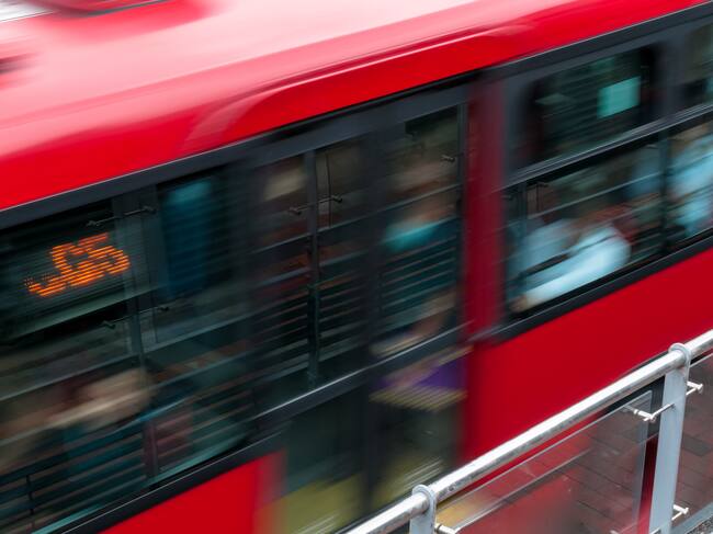 Imagen de referencia de un TransMilenio en Bogotá. Foto: Getty Images.