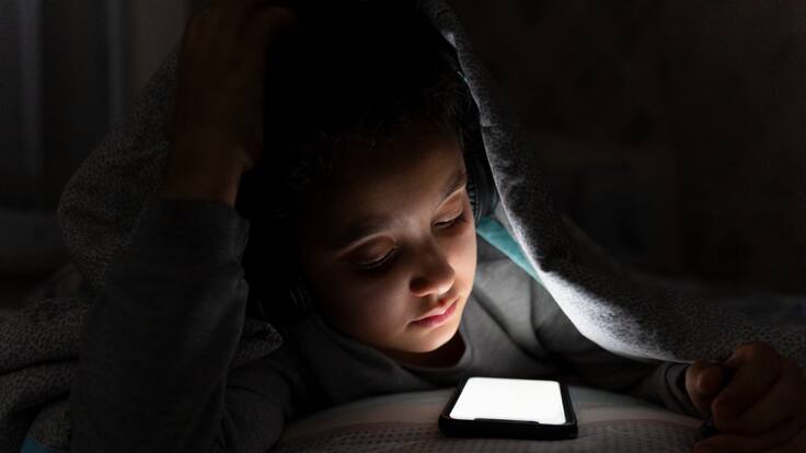 ¿Cuáles son los riesgos de dar un celular antes de los 12 años? Esto reveló un nuevo estudio