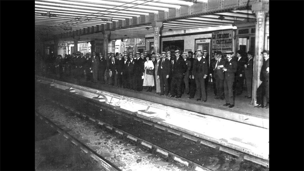 Alrededor de 170.000 personas viajaban por día en el nuevo medio de transporte. Argentina, que por ese entonces apuntaba a ser potencia mundial, comenzaba a ser conocida en el exterior por poseer la primera línea de subterráneos de América del Sur y la decimotercera en el mundo.