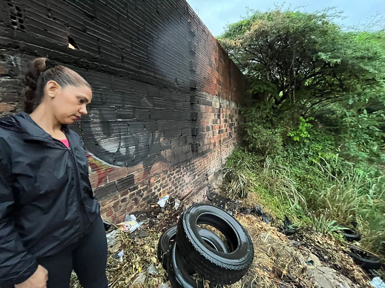 Quema de llantas por parte de habitantes en condición de calle, deja en riesgo vivienda de Eliana Vivas en Los Patios. / Foto: Caracol Radio Cúcuta.