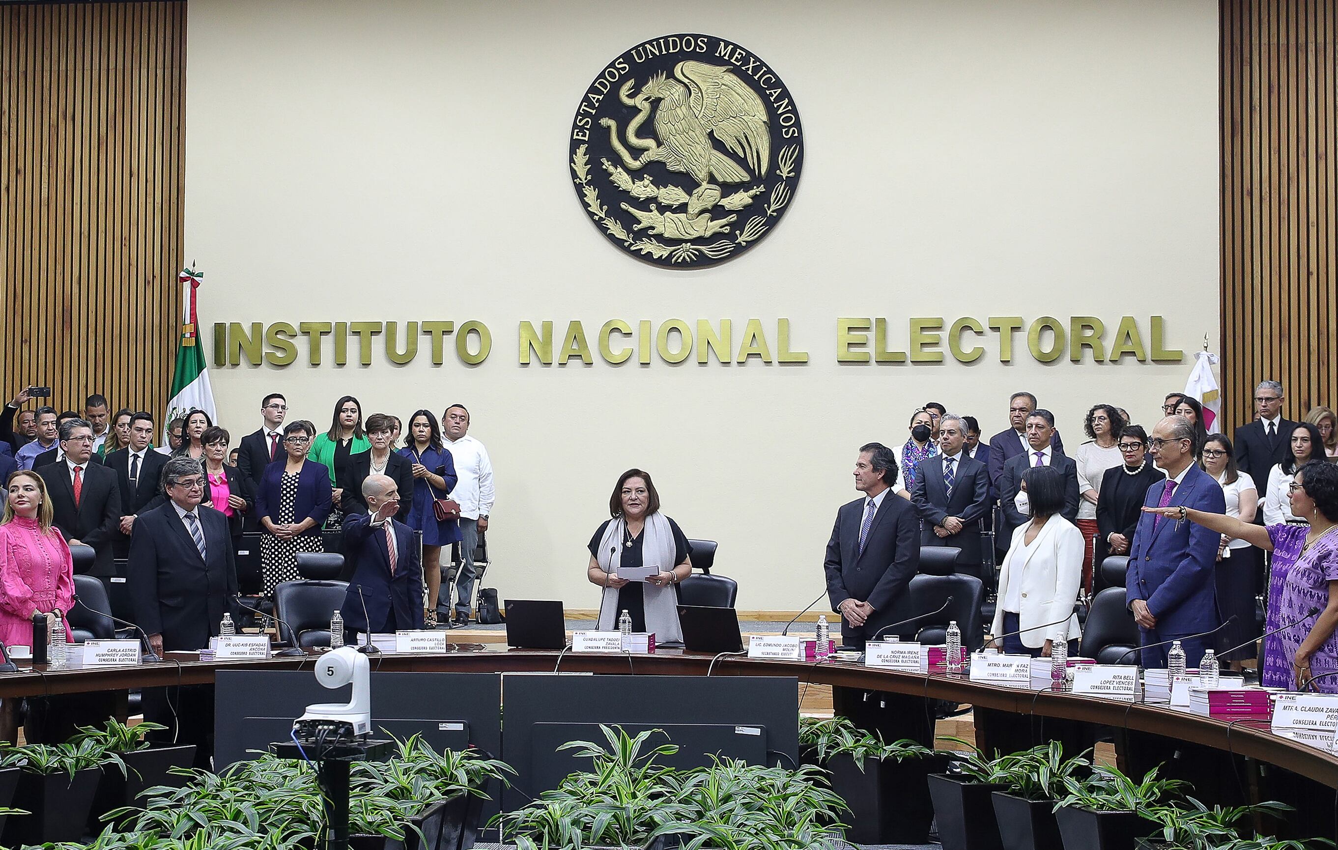 MEX8160. CIUDAD DE MÉXICO (MÉXICO), 11/02/2024.- Fotografía de archivo de la titular del Instituto Nacional Electoral (INE), Guadalupe Taddei (c), durante un acto protocolario, el 3 de abril de 2024, en Ciudad de México (México). En el actual proceso electoral en México, que culminará con las elecciones presidenciales del 2 de junio, las reglas se aplican de la misma manera y en igualdad de condiciones para todos los partidos políticos y no existe una fuerza política por encima de otra, aseguró este domingo Guadalupe Taddei. EFE/ Isaac Esquivel ARCHIVO