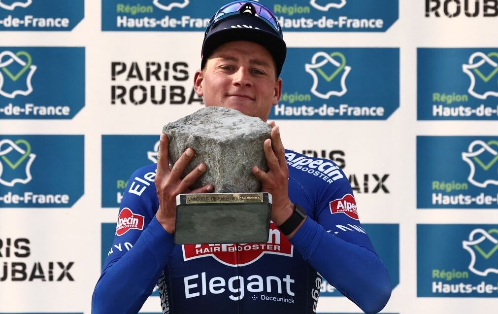 Mathieu Van Der Poel  con el trofeo de la París-Roubaix (Photo by Anne-Christine POUJOULAT / AFP) (Photo by ANNE-CHRISTINE POUJOULAT/AFP via Getty Images)