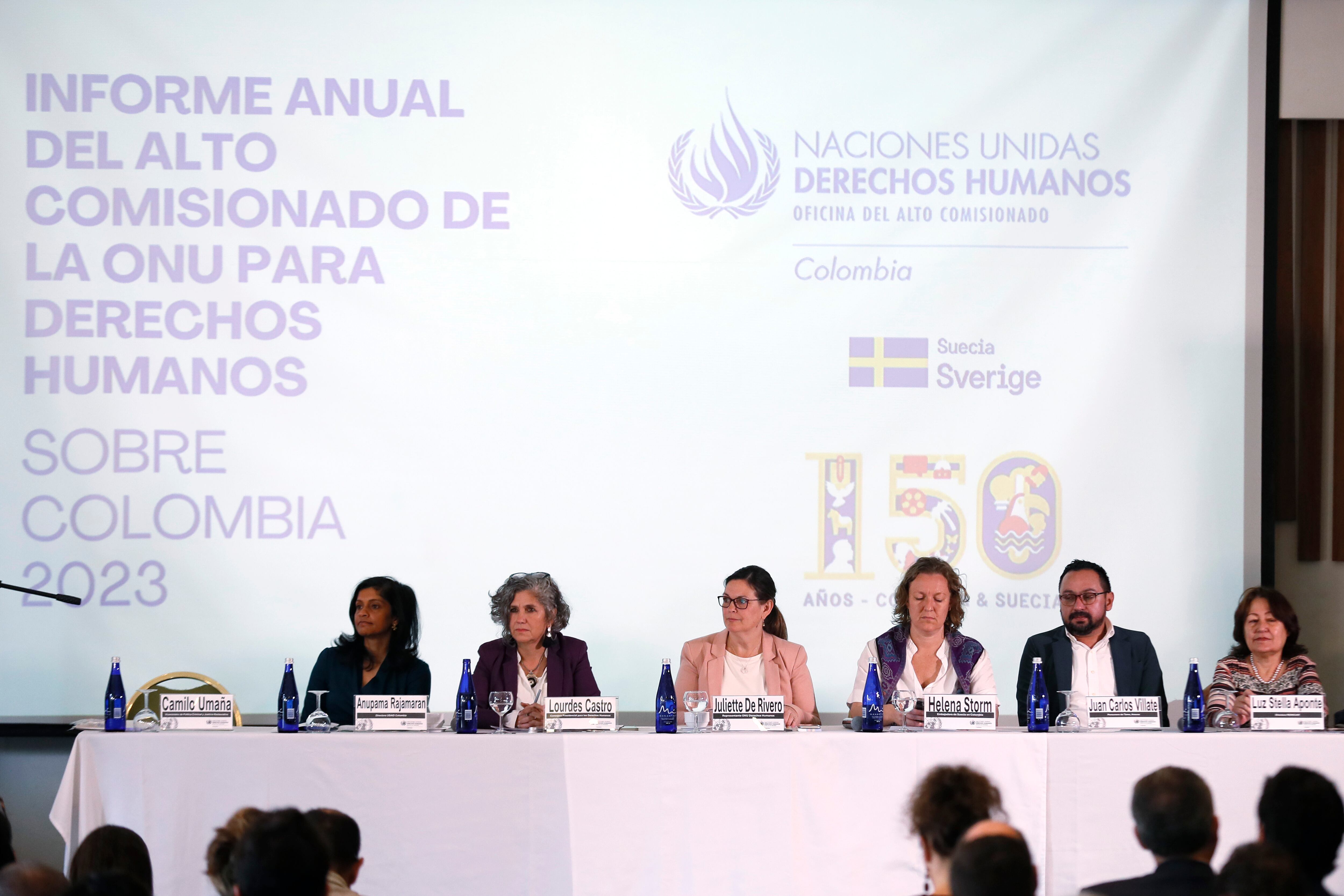 AME3125. BOGOTÁ (COLOMBIA), 28/02/2024.- La representante en Colombia de la Oficina de la ONU para los Derechos Humanos, Juliette de Rivero (3i), participa este miércoles en la presentación del más reciente informe sobre la materia en el país, en Bogotá (Colombia).  EFE/ Carlos Ortega