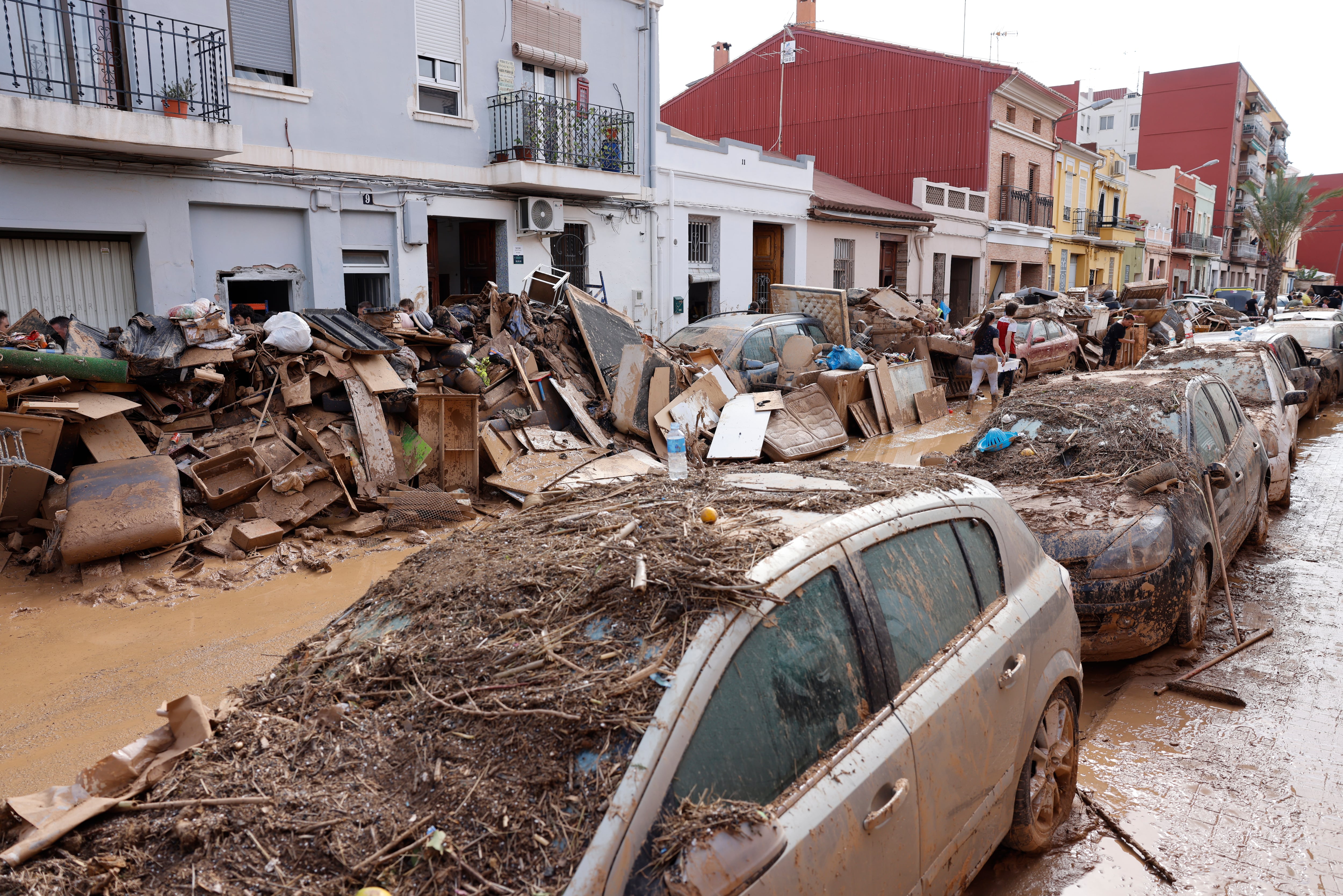LA TORRE (VALENCIA), 01/11/2024.- Aspecto de una calle de La Torre, este viernes. Miles de personas se han desplazado desde Valencia a La Torre para ayudar a los afectados por las inundaciones causadas por la DANA, este viernes. La búsqueda de desaparecidos, la identificación de víctimas mortales, las tareas de limpieza y la reparación de infraestructuras continúan tres días después de las inundaciones que han asolado la provincia de Valencia, en una jornada en la que el Gobierno envía a 500 militares más, que se sumarán a las 1.200 efectivos de la Unidad Militar de Emergencias (UME), para actuar en Utiel, Requena, Riba-roja, Torrent, Paiporta y Algemesí. EFE/Ana Escobar