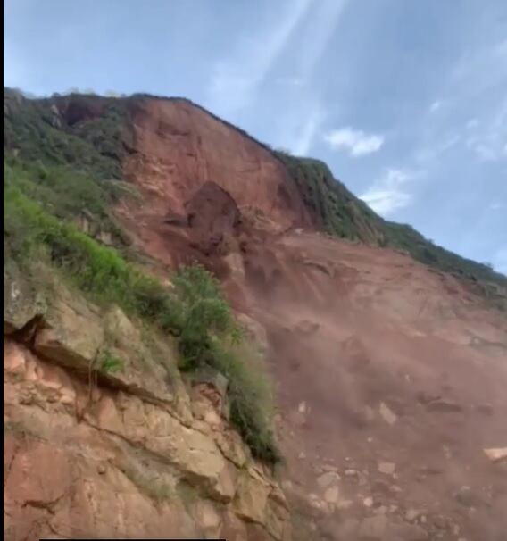 En la zona se mantiene la alerta por riesgo de deslizamientos.