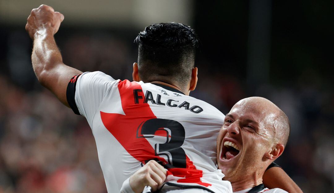 Falcao festeja su anotación ante el Barcelona.