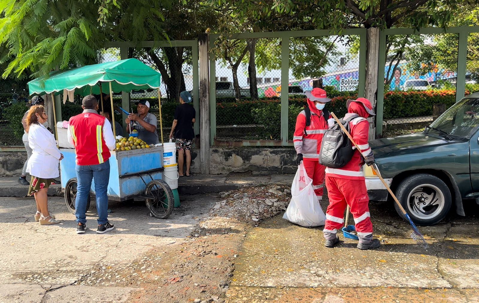 Jornada de sensibilización de higiene y salubridad con vendedores alrededor del HUC