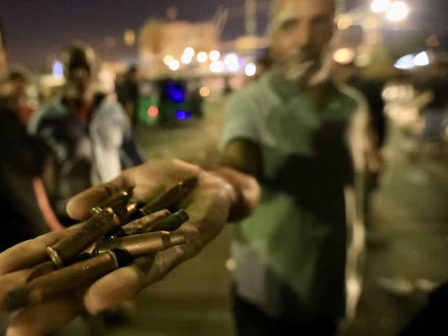 Manifestantes en Irak muestran los rastros de balas que dejaron numerosos heridos y muertos en Bagdad.            Foto: Getty 
