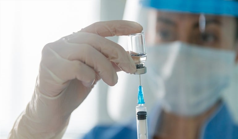 ¿Privados deberían poder adquirir las vacunas contra el COVID-19?. Foto: Getty Images / HISPANOLISTIC