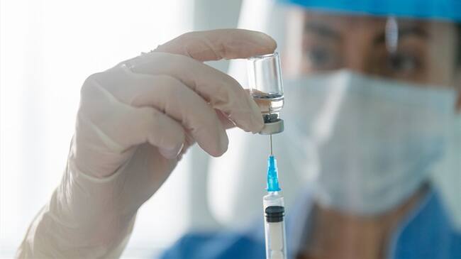 ¿Privados deberían poder adquirir las vacunas contra el COVID-19?. Foto: Getty Images / HISPANOLISTIC