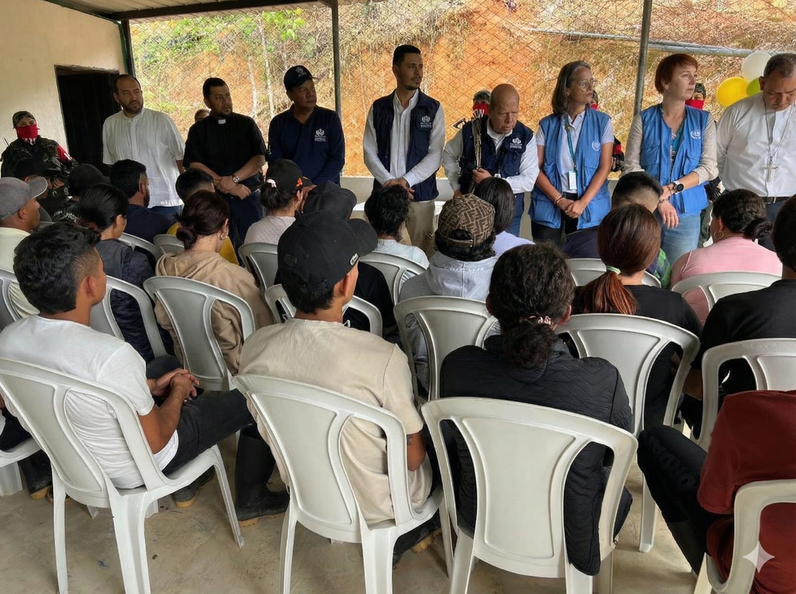 ELN entrega a 28 personas a comisión humanitaria en zona rural de Tibú. Foto: Cortesía.