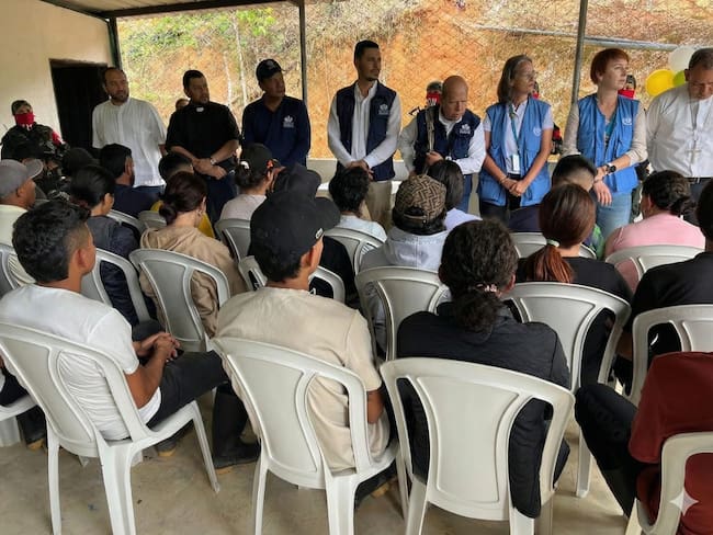 ELN entrega a 28 personas a comisión humanitaria en zona rural de Tibú. Foto: Cortesía.