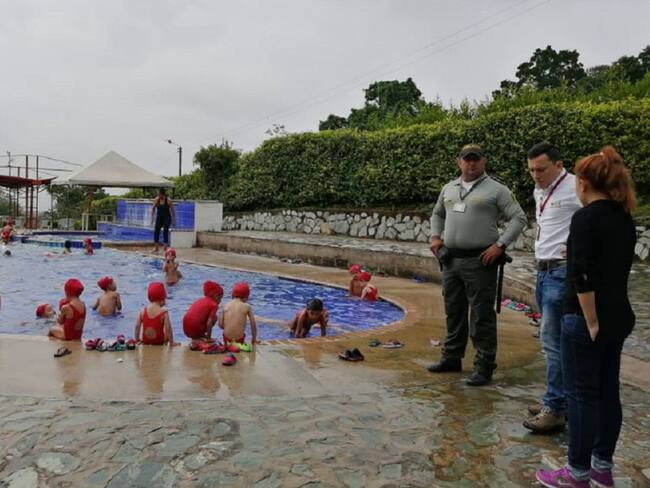 Controles a piscinas realiza la policía en Ibagué