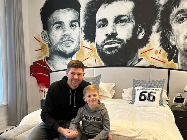 Luis Díaz en un mural en el cuarto del hijo de Steven Gerrard / Instagram: Steven Gerrard.