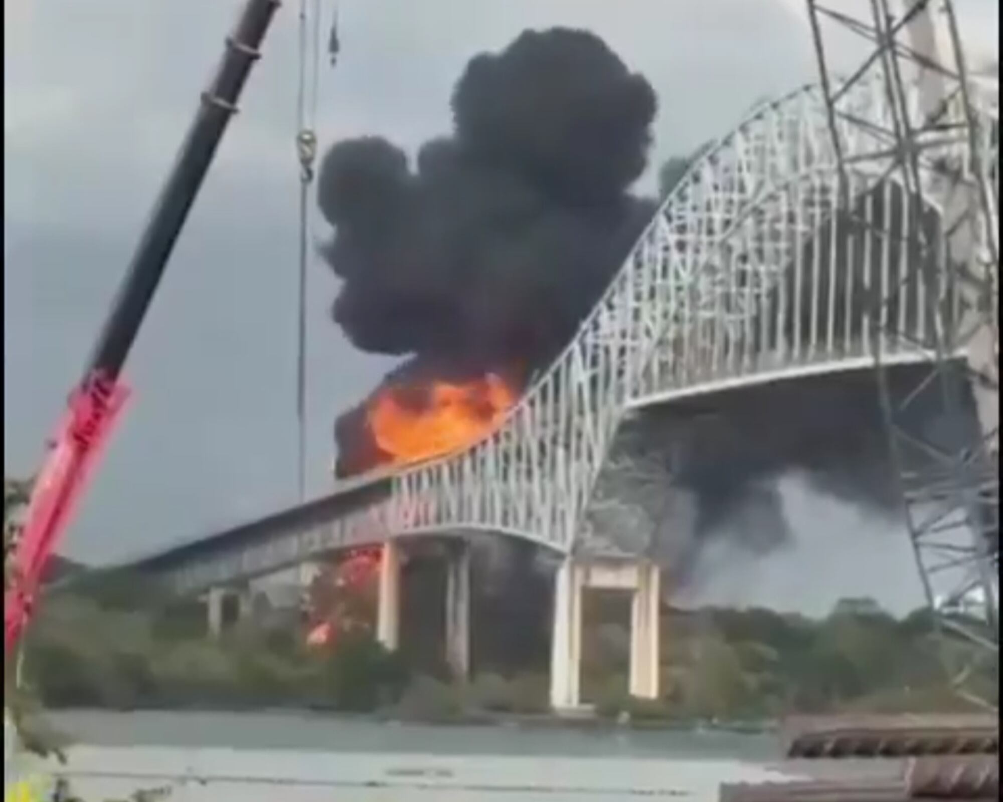 El puente permanecerá cerrado mientras se verifica si el incendio perjudicó su integridad estructural.
(Foto: Cortesía)