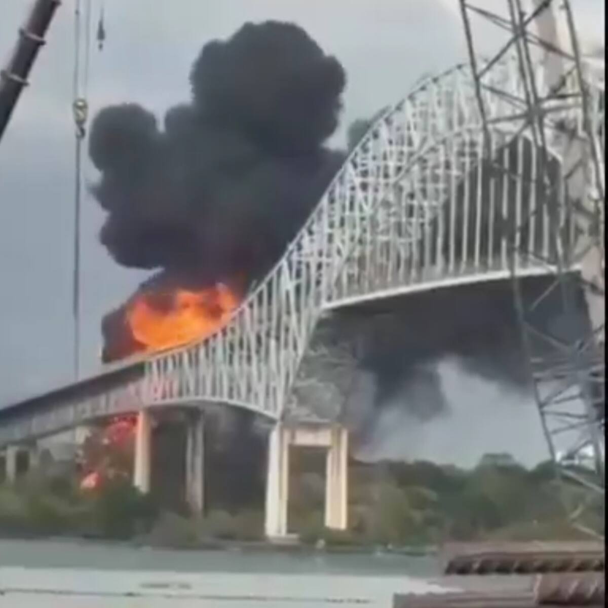 Panamá cierra Puente de las Américas tras incendio de dos camiones cisterna