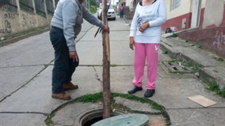 'De repente mi hijo se fue a una alcantarilla': madre que lo rescató