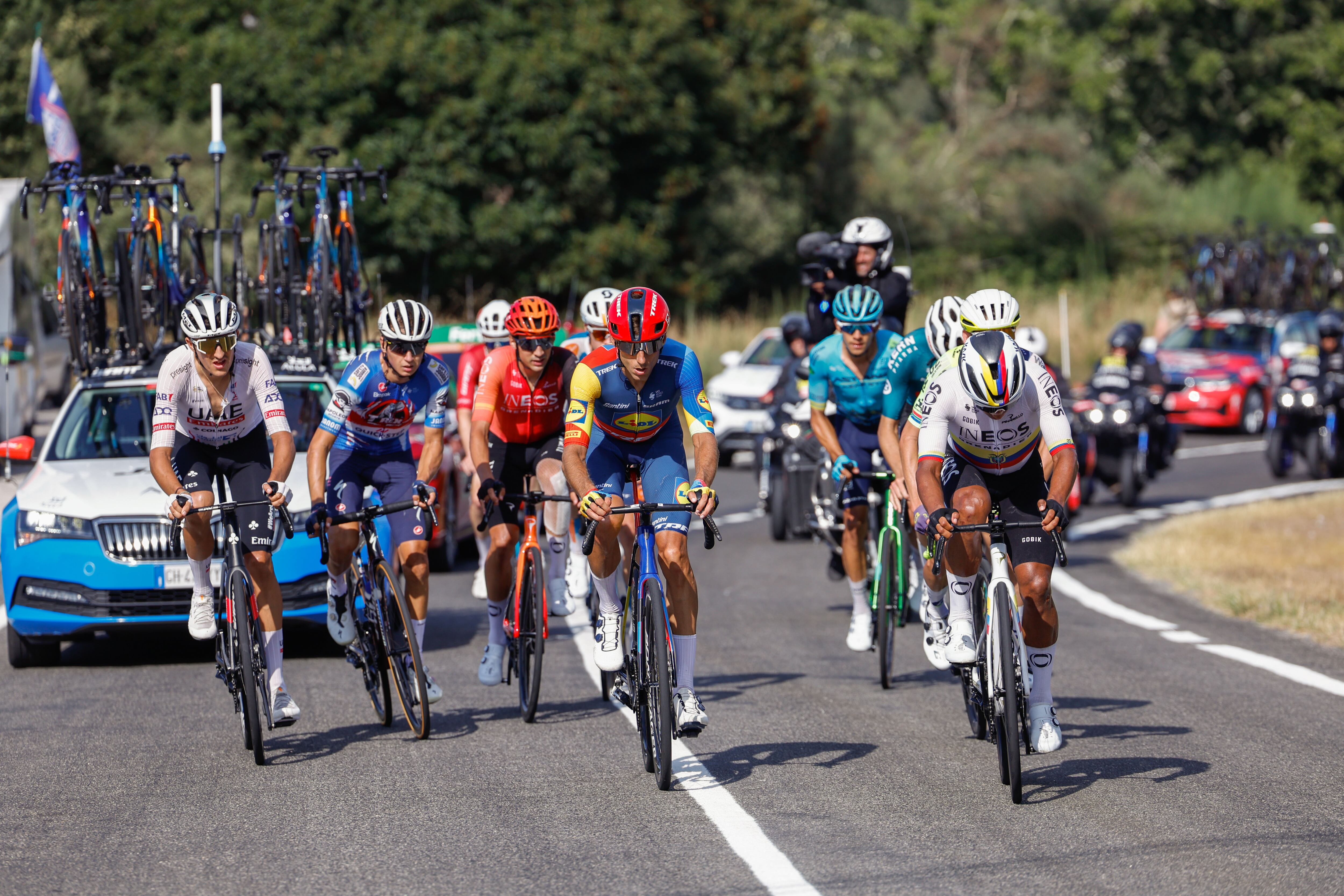 El pelotón de ciclistas durante la Vuelta a España 2024. EFE/Javier Lizón