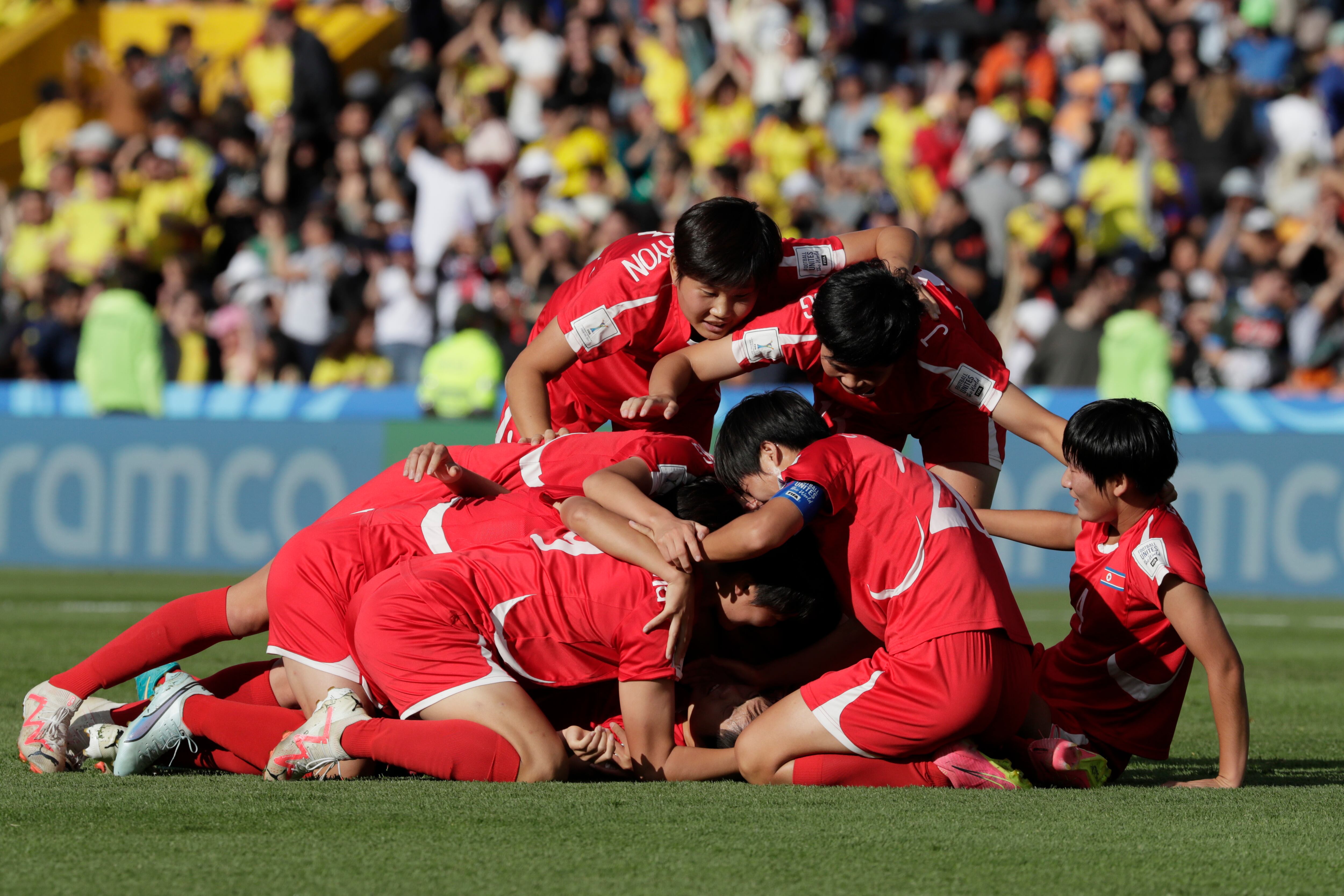 Jugadoras de Corea del Norte celebran un gol este domingo, en la final de la Copa Mundial Femenina sub-20 entre las selecciones de Corea del Norte y Japón en el estadio El Campín, en Bogotá (Colombia). EFE/ Carlos Ortega