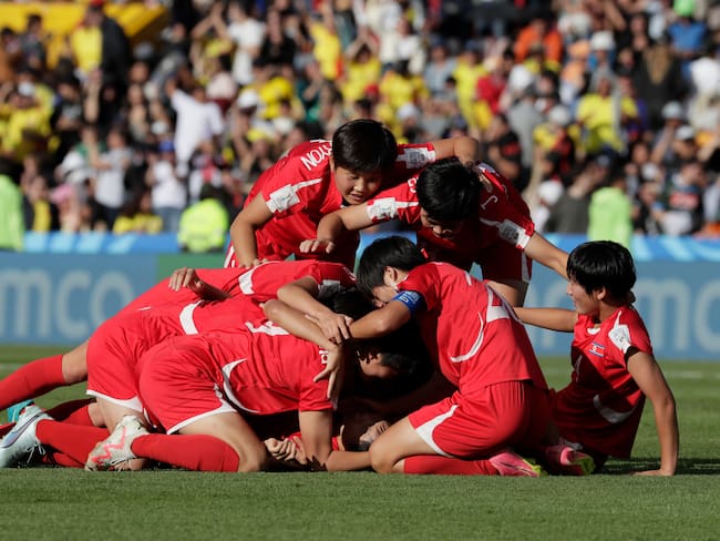 Jugadoras de Corea del Norte celebran un gol este domingo, en la final de la Copa Mundial Femenina sub-20 entre las selecciones de Corea del Norte y Japón en el estadio El Campín, en Bogotá (Colombia). EFE/ Carlos Ortega