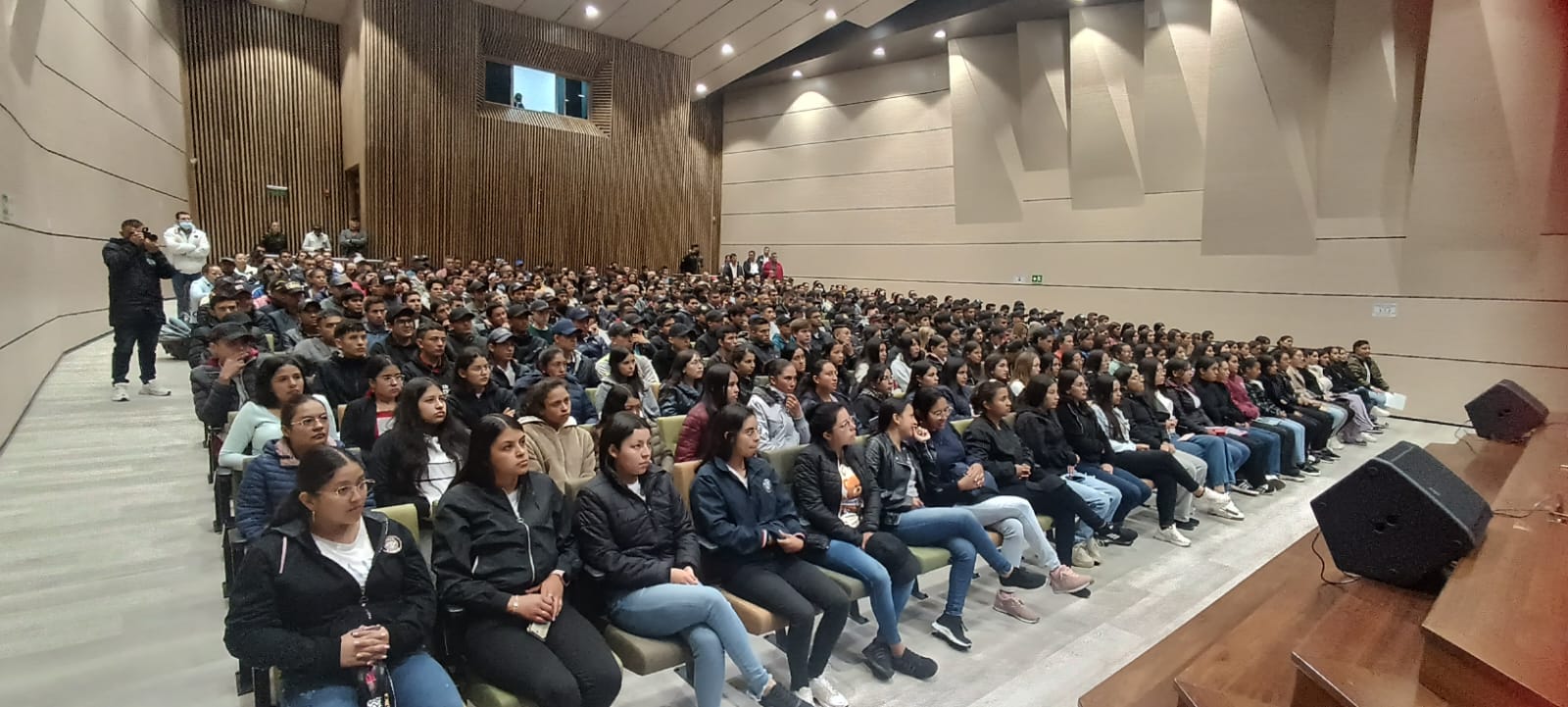 En el auditorio Boyaquirá de Tunja se realizó la ceremonia de incorporación de 256 jóvenes al Departamento de Policía de Boyacá / Foto: Caracol Radio.